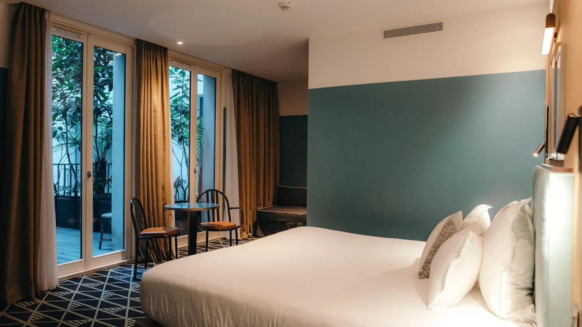 Hotel Eiffel Blomet 4*